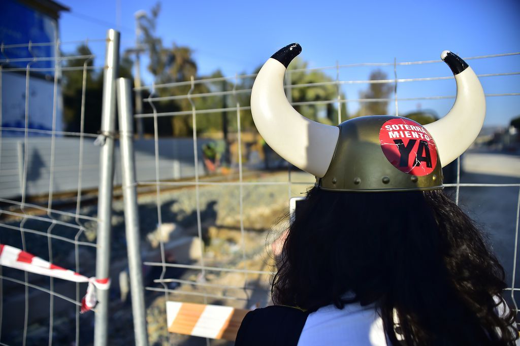 Los vecinos de las vías, celebran su primer viaje en el nuevo tren soterrado