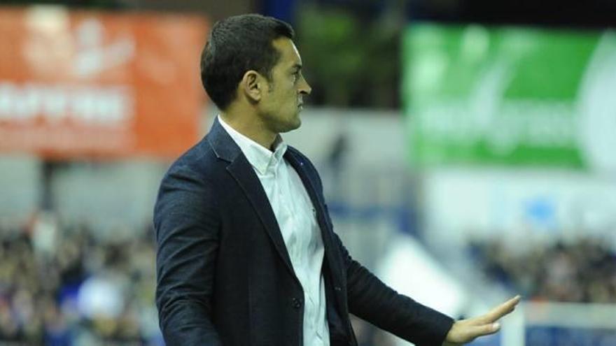 Francisco, entrenador del UCAM, durante un partido de liga.