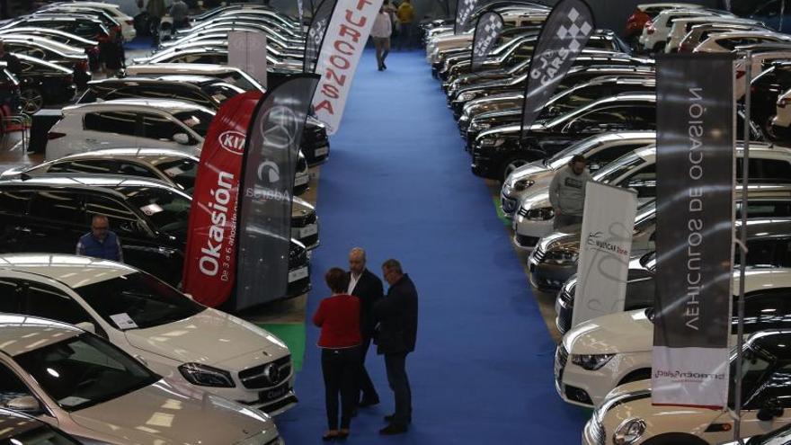 Una feria de coches de segunda mano en Avilés.