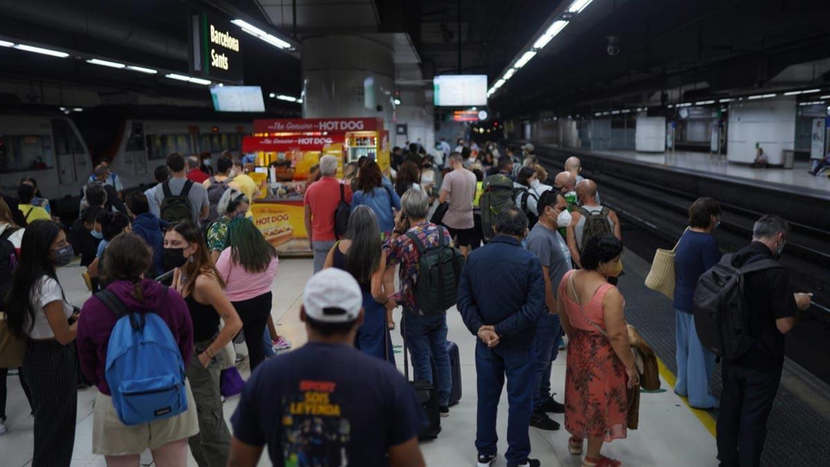Pasajeros afectados por la huelga de trenes, en la estación de Sants de Barcelona