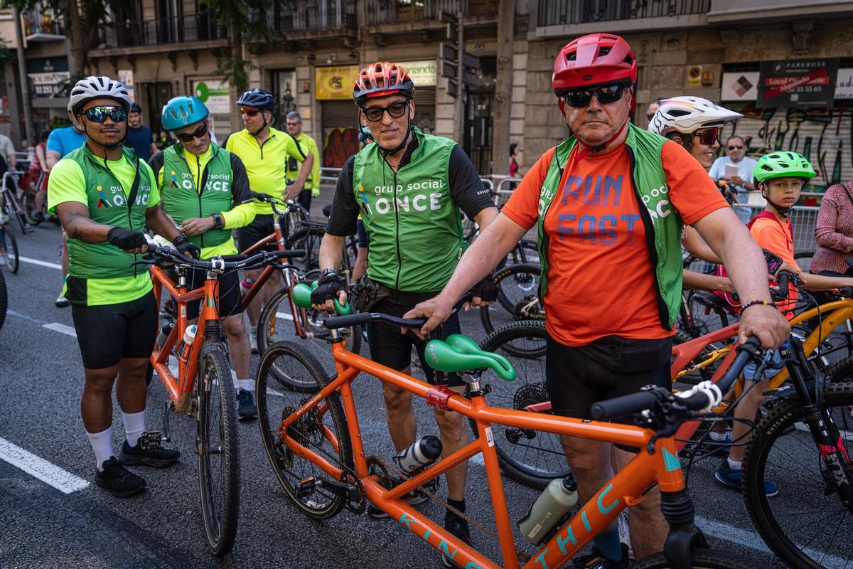 Nueva edición de la Festa de la Bici y la Bicicletada en Barcelona, con el paseo de Lluís Companys convertido, un año más, en punto de encuentro para familias y aficionados al mundo del ciclismo de todas las edades. Un evento que este año ha atraído a cientos de personas y que ha contado con un aliciente añadido: la cuenta atrás hacia la salida del Tour de Francia 2026 desde la capital catalana. Nueva edición de la Festa de la Bici y la Bicicletada en Barcelona, con el paseo de Lluís Companys convertido, un año más, en punto de encuentro para familias y aficionados al mundo del ciclismo de todas las edades. Un evento que este año ha atraído a cientos de personas y que ha contado con un aliciente añadido: la cuenta atrás hacia la salida del Tour de Francia 2026 desde la capital catalana.