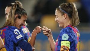 Alexia Putellas celebrael tercer gol con Melanie Serrano
