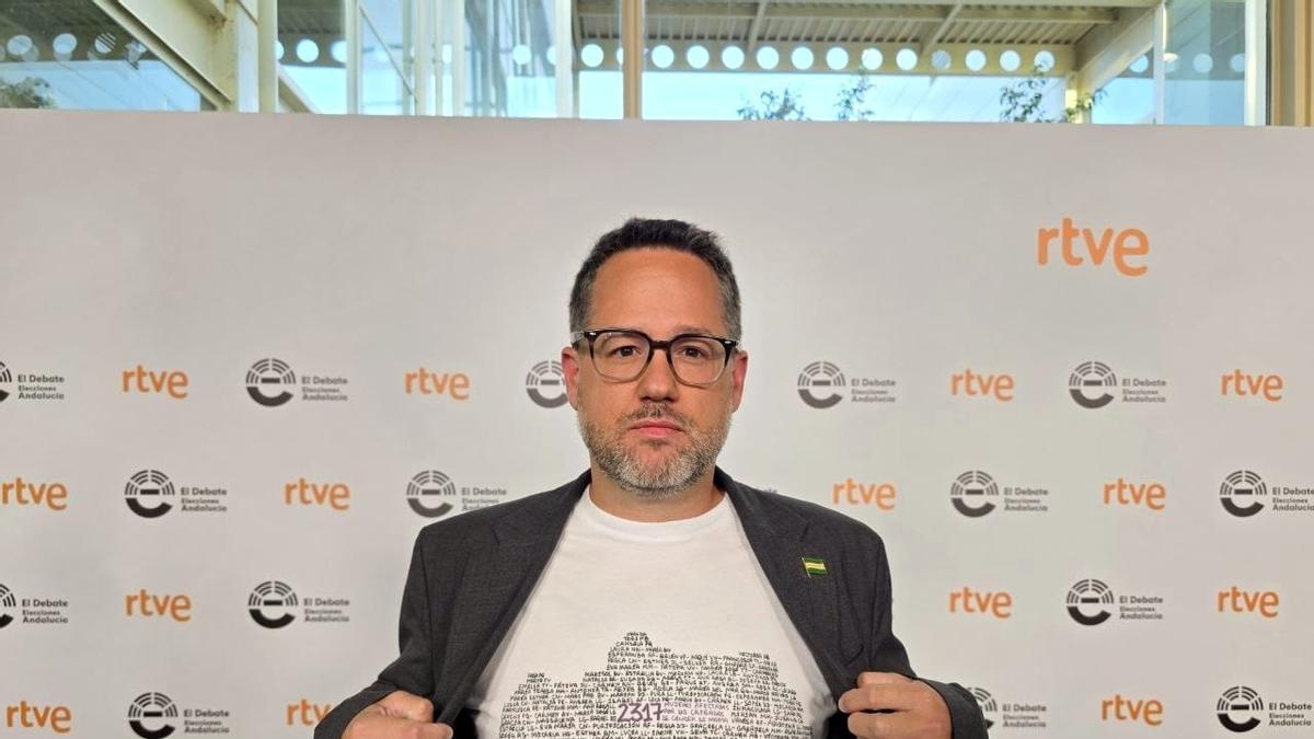 VÍDEO | José Ignacio García llega al debate una camiseta con los nombres de las 2.317 mujeres afectadas por los cribados