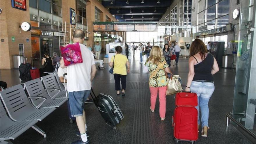 Renfe refuerza el servicio del puente