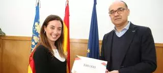 La graduada número 100.000 de la Universidad recibe su título