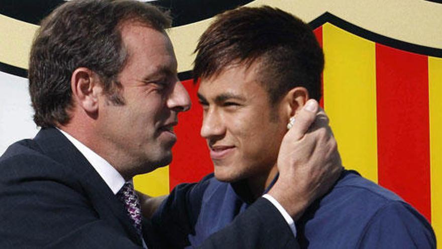 Rosell abraza a Neymar sn su presentación.