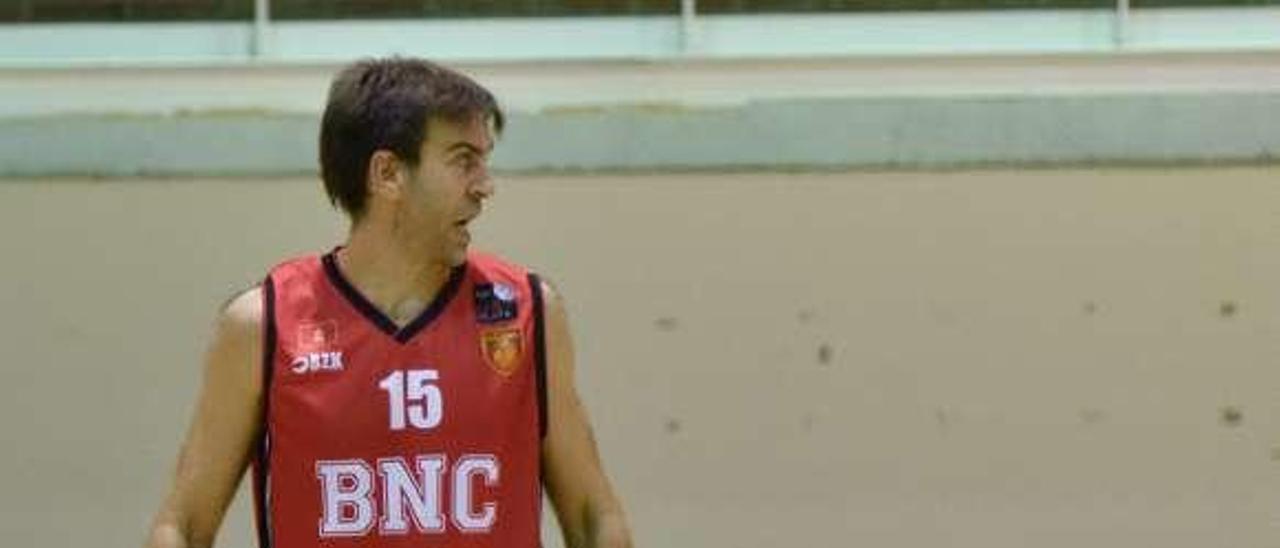 Iñaki Narros, durante un partido de esta temporada con Basket Navarra. En el círculo, en su etapa en Gijón en la campaña 2006-07