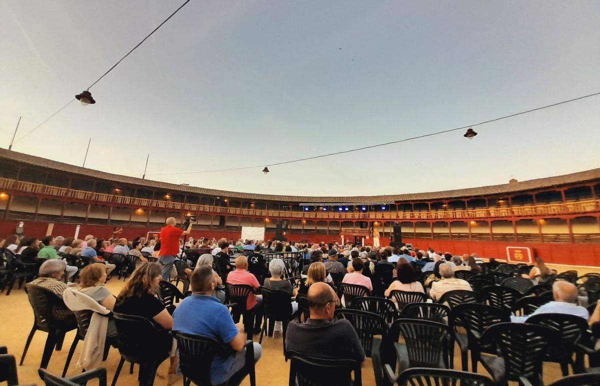 El público disfruta de un festival celebrado en la plaza de toros. | C. T.