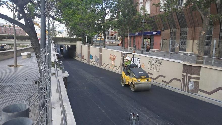 Operarios asfaltando el túnel de la Avenida Comandante Benítez en su paso por el puente de Tetuán.