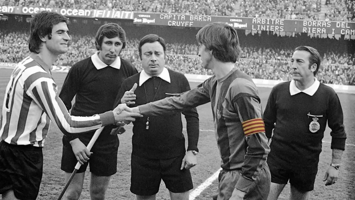 Cruyff lució ese día por primera vez el brazalete con los colores de la 'senyera'
