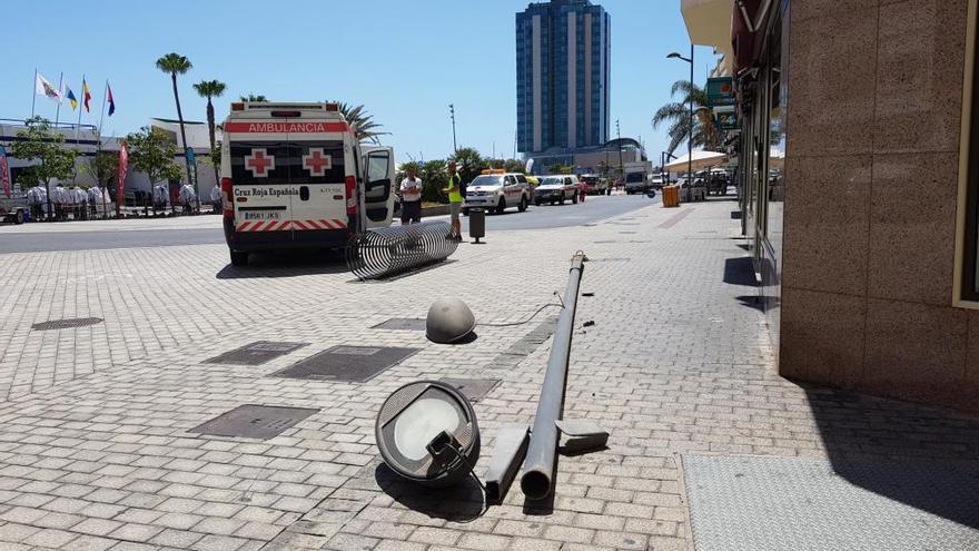 Farola en el suelo, este mediodía, en la avenida marítima de Arrecife.