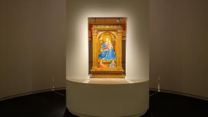 La obra de Fra Angelico restaurada, en la instalación que la exhibirá en el Thyssen hasta diciembre de 2023.