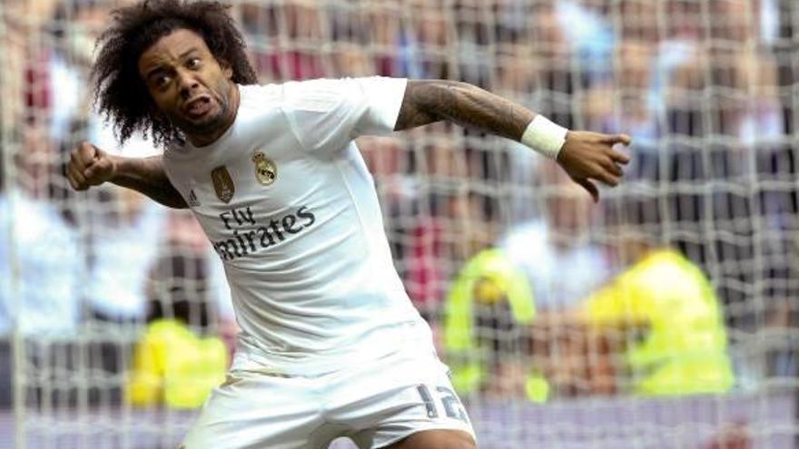 El defensa brasileño del Real Madrid Marcelo celebra con rabia su gol contra el Levante en el Santiago Bernabéu.