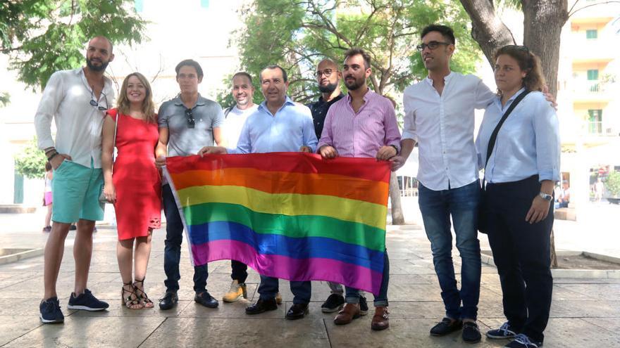 José Luis Ruiz Espejo sostiene la bandera arcoiris en la plaza de la Merced.