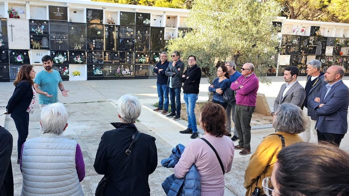Asistentes al acto, en el cementerio olivense.