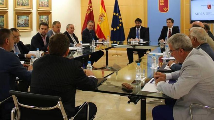 López Miras preside su primera Mesa del Agua