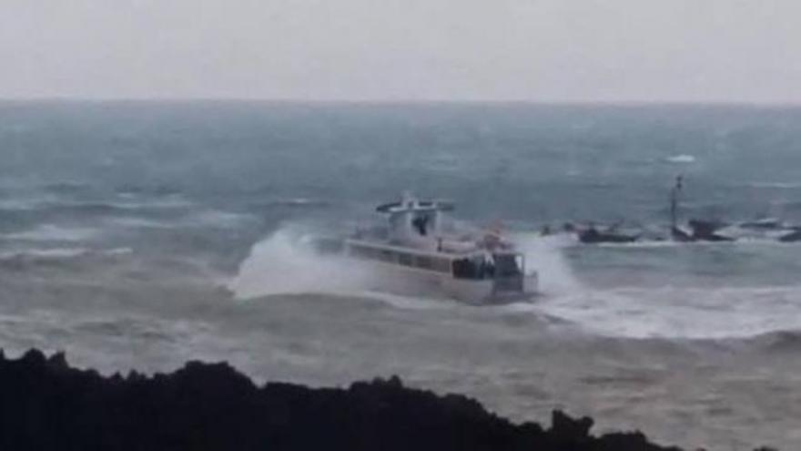 Un barco proveniente de La Graciosa pelea entre las olas en medio del temporal