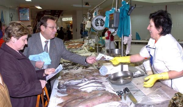 Mantilla durante una visita electoral al mercado de As Travesas. // De Arcos