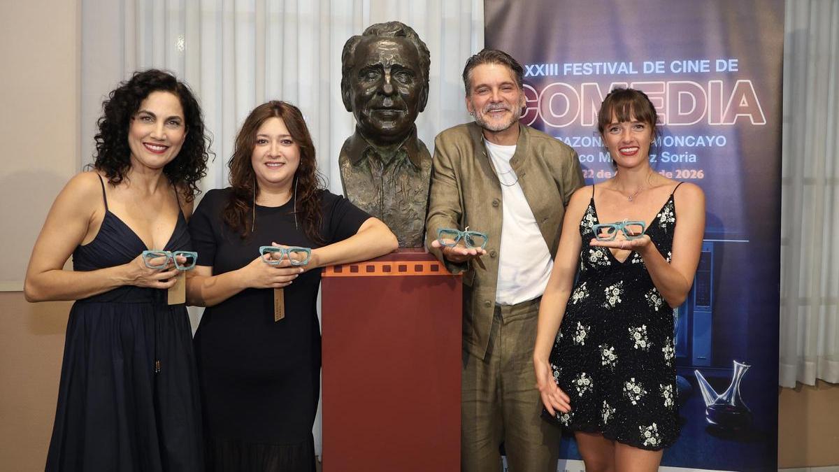 Toni Acosta, Mariona Terés, Salva Reina y Susana Abaitua con sus premios y el busto de Paco Martínez Soria.