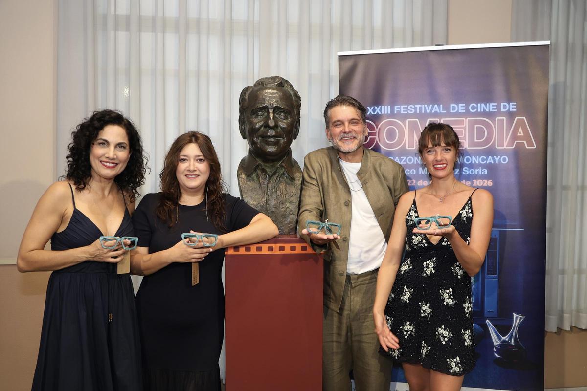 Toni Acosta, Mariona Terés, Salva Reina y Susana Abaitua con sus premios y el busto de Paco Martínez Soria.
