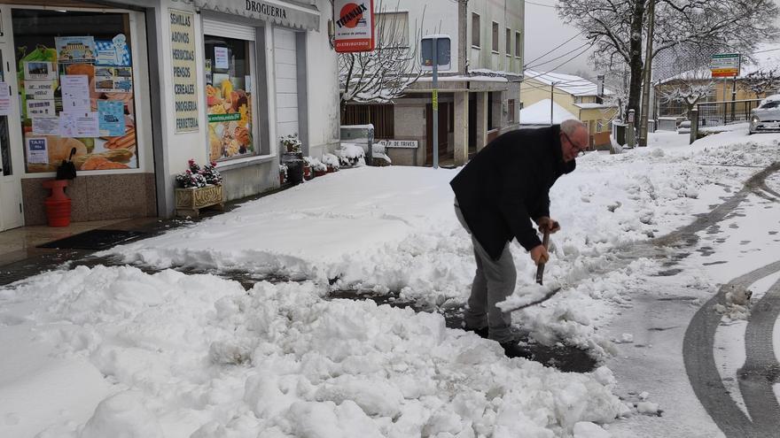 Nieve a paladas en Galicia: "Está muy bonita, pero no se puede andar"