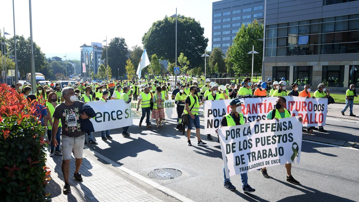 Trabajadores de Ence y auxiliares cortan el tráfico en los accesos a Pontevedra