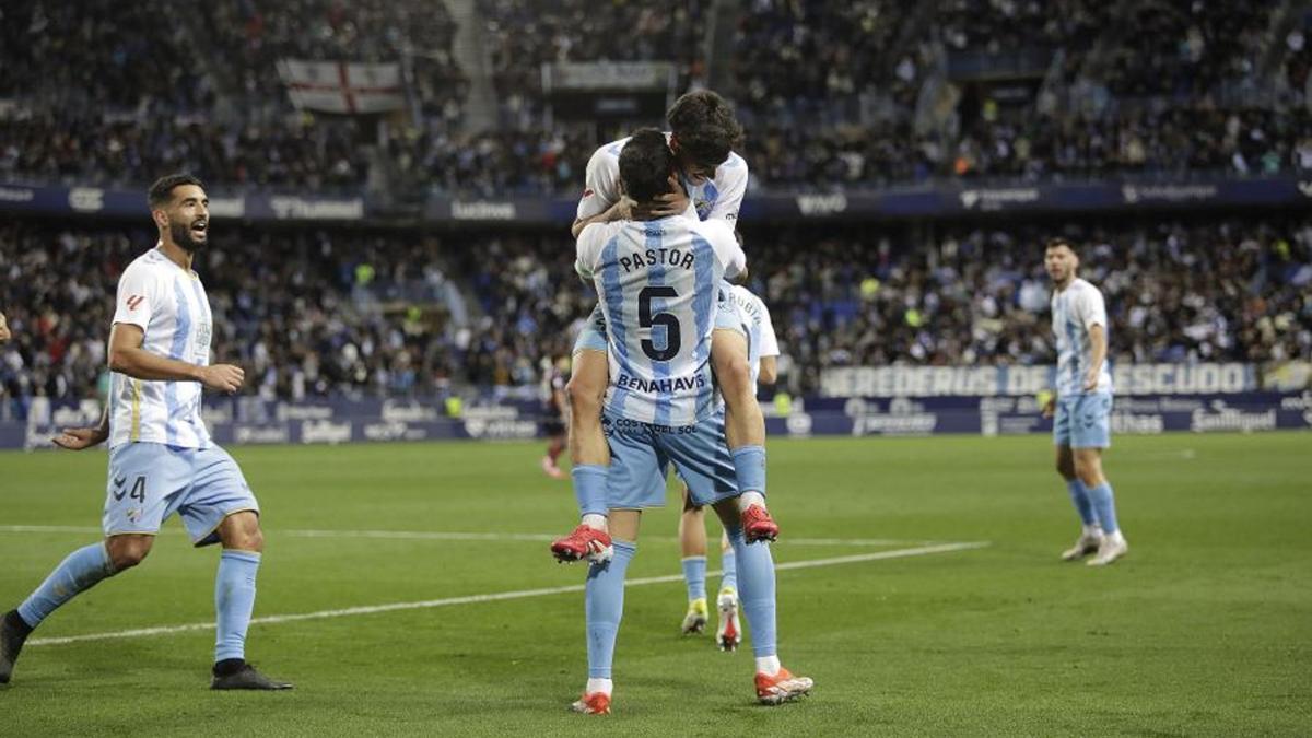 Julen Lobete y Álex Pastor se abrazan en el gol del central del Málaga CF contra el Levante.