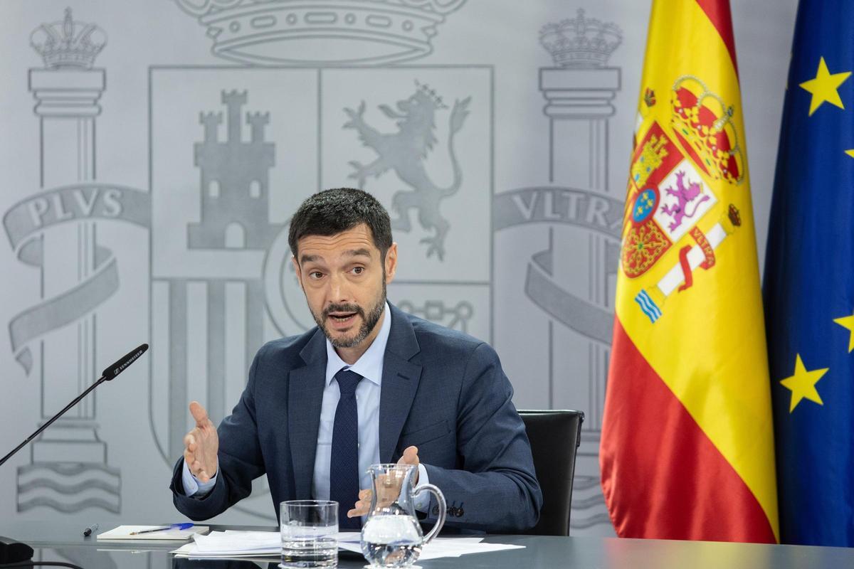Arxiu - El ministre de Drets Socials, Consum i Agenda 2030, Pablo Bustinduy, oferix declaracions a la premsa després del Consell de Ministres, l’1 de juliol de 2025, a Madrid (Espanya)