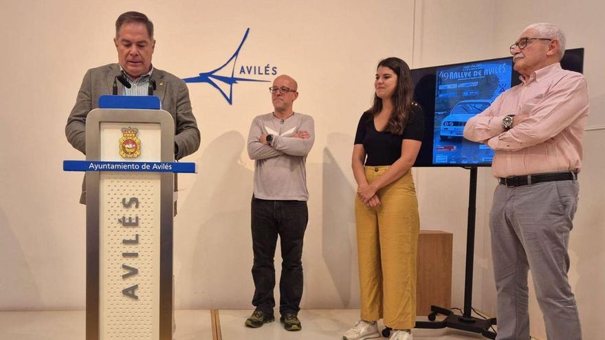 Por la izquierda, Ángel Paniceres, Carlos Bermúdez, Raquel Ruiz López y José Ignacio López durante la presentación del Rally de Avilés. |