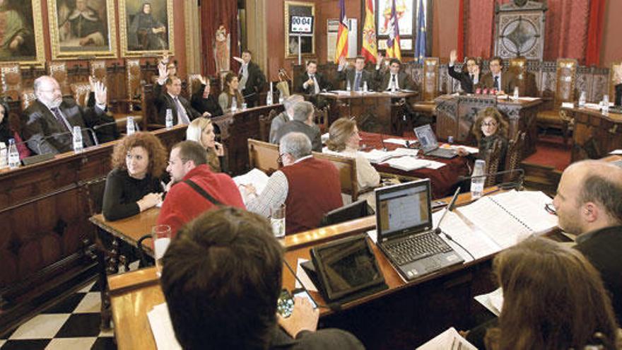 Momento en el que los concejales del equipo de gobierno aprueban inicialmente el plan.