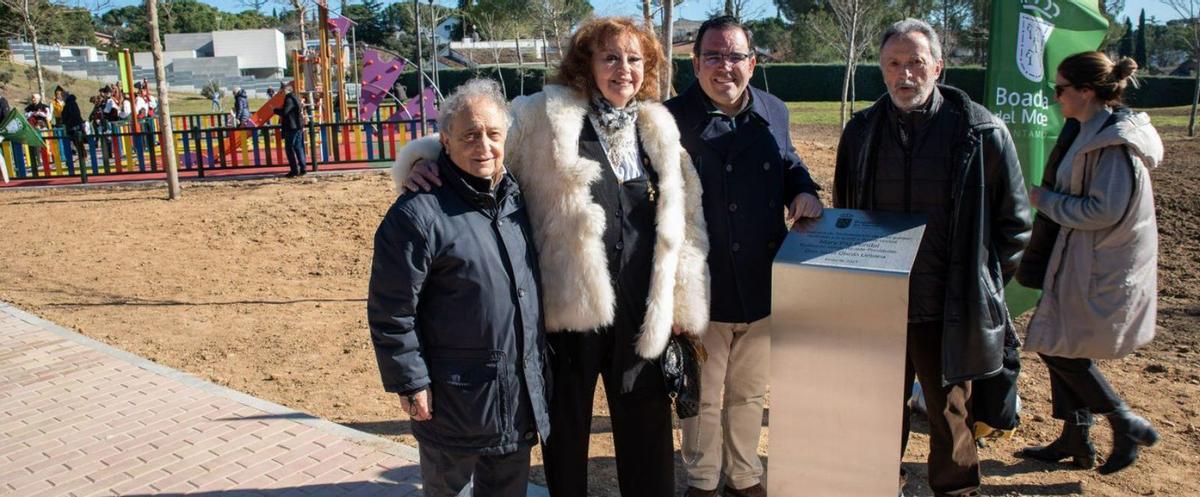 De izquierda a derecha, el actor Pepe Carabias, Mary Paz Pondal, Javier Úbeda y Andrés Menéndez, junto a la placa conmemorativa con el nombre de la actriz. | Ayuntamiento de Boadilla del Monte