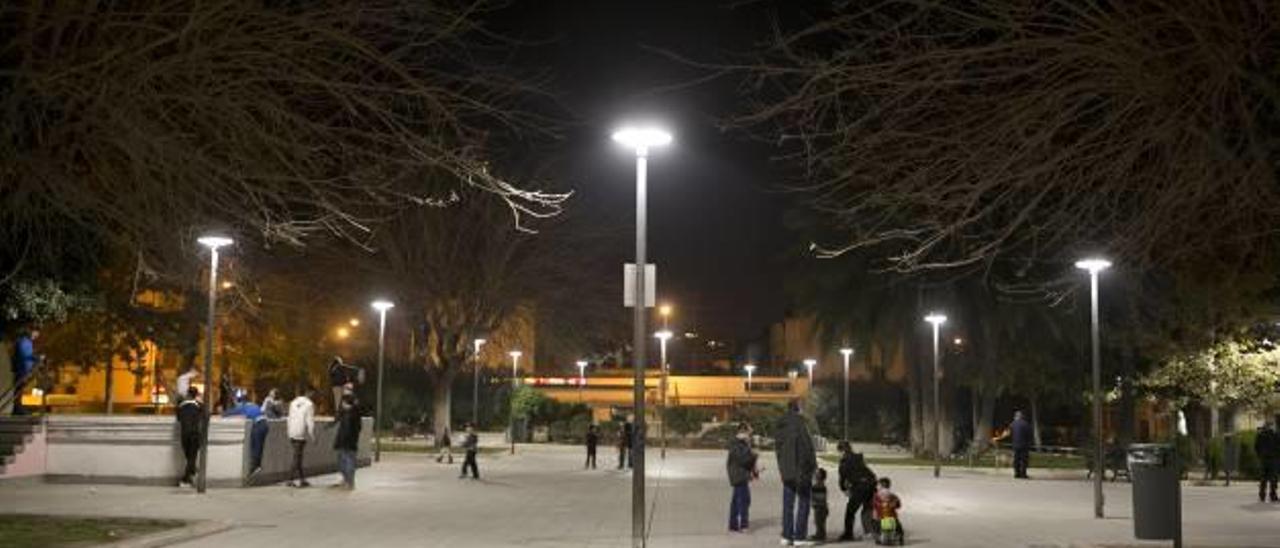 La plaza Padre Ángel de Carcaixent, en Ciudad de Asís, es uno de los espacios públicos de la ciudad que ya disponen de tecnología led.