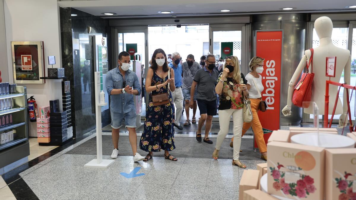 Primeros clientes en El Corte Inglés de Castellón.