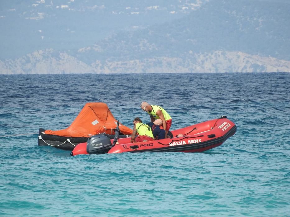 El ejercicio consistió en el rescate de dos personas de una embarcación que estaba supuestamente ardiendo en el mar