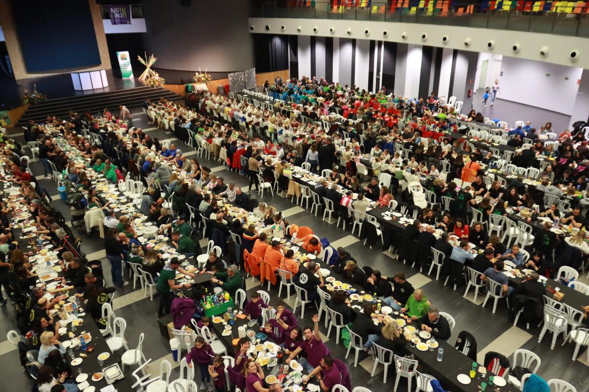 El Palau de la Festa se ha llenado de cabo a rabo con motivo del 'sopar de colles'.