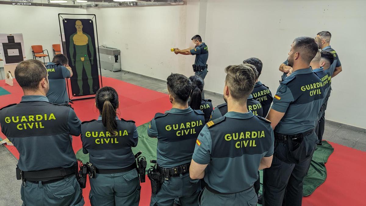 Agentes entrenando en el uso de Taser