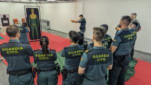 Agentes entrenando en el uso de Taser