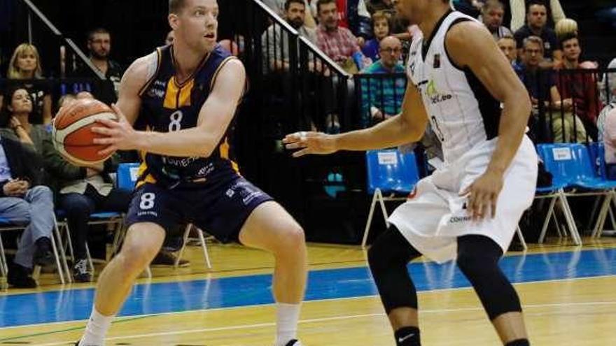 Ahonen, con el balón, ante Jaylon Brown, en el choque de la primera vuelta.