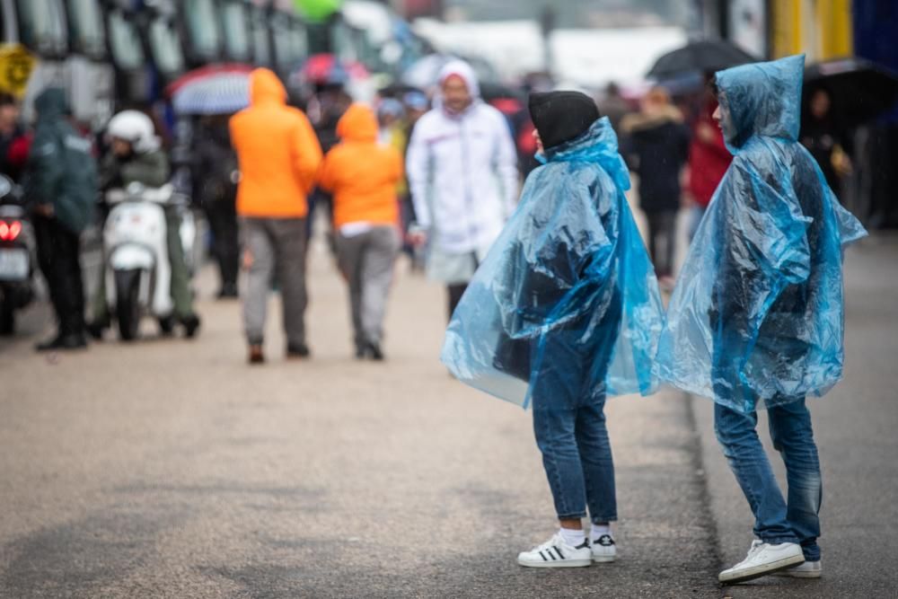 Más de 170.000 valientes desafían a la lluvia en Cheste