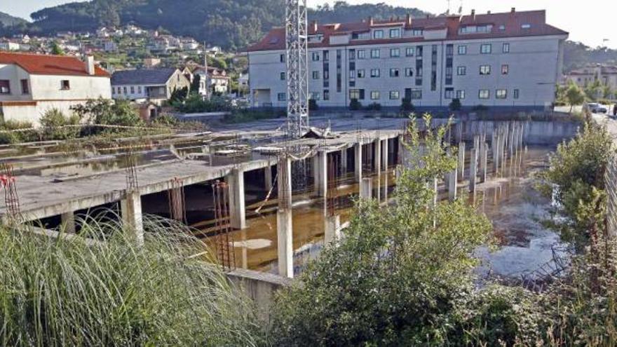 El agua permanece estancada en la estructura abandonada en Sabarís.  // Marta G. Brea