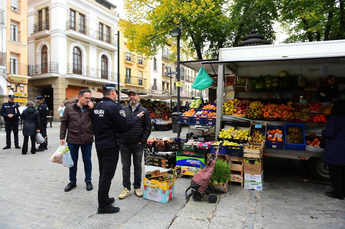 La Policía Local de Plasencia, en el mercado del martes en la plaza Mayor.
