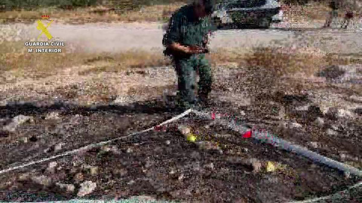 En la imagen de una cámara de seguridad se puede observar el momento en el que se iniciaba uno de los incendios