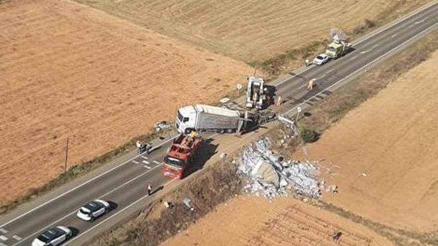 Accidente de un camión este jueves en la A-220 entre Cariñena y La Almunia