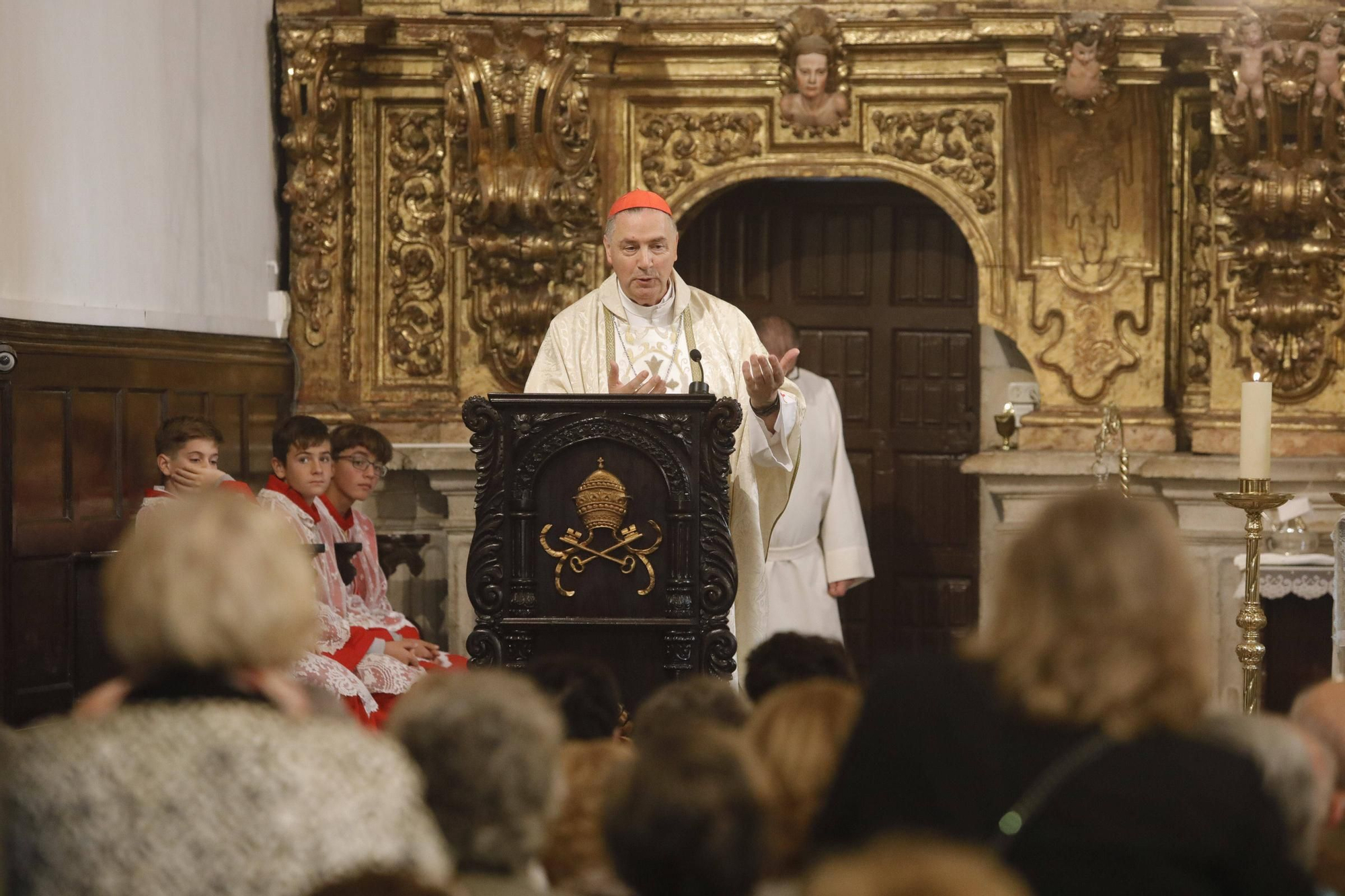El cardenal Ángel Fernández Artime oficia la primera misa cardenalicia de Gozón en el día de Todos los Santos en la parroquia de Santa María de Luanco