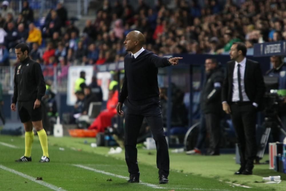 Las imágenes del derbi andaluz en La Rosaleda, que estuvo precedido de un minuto de silencio en memoria de Pablo Ráez. Sobre el césped, el conjunto bético remontó un choque en el que el Málaga CF no estuvo bien.