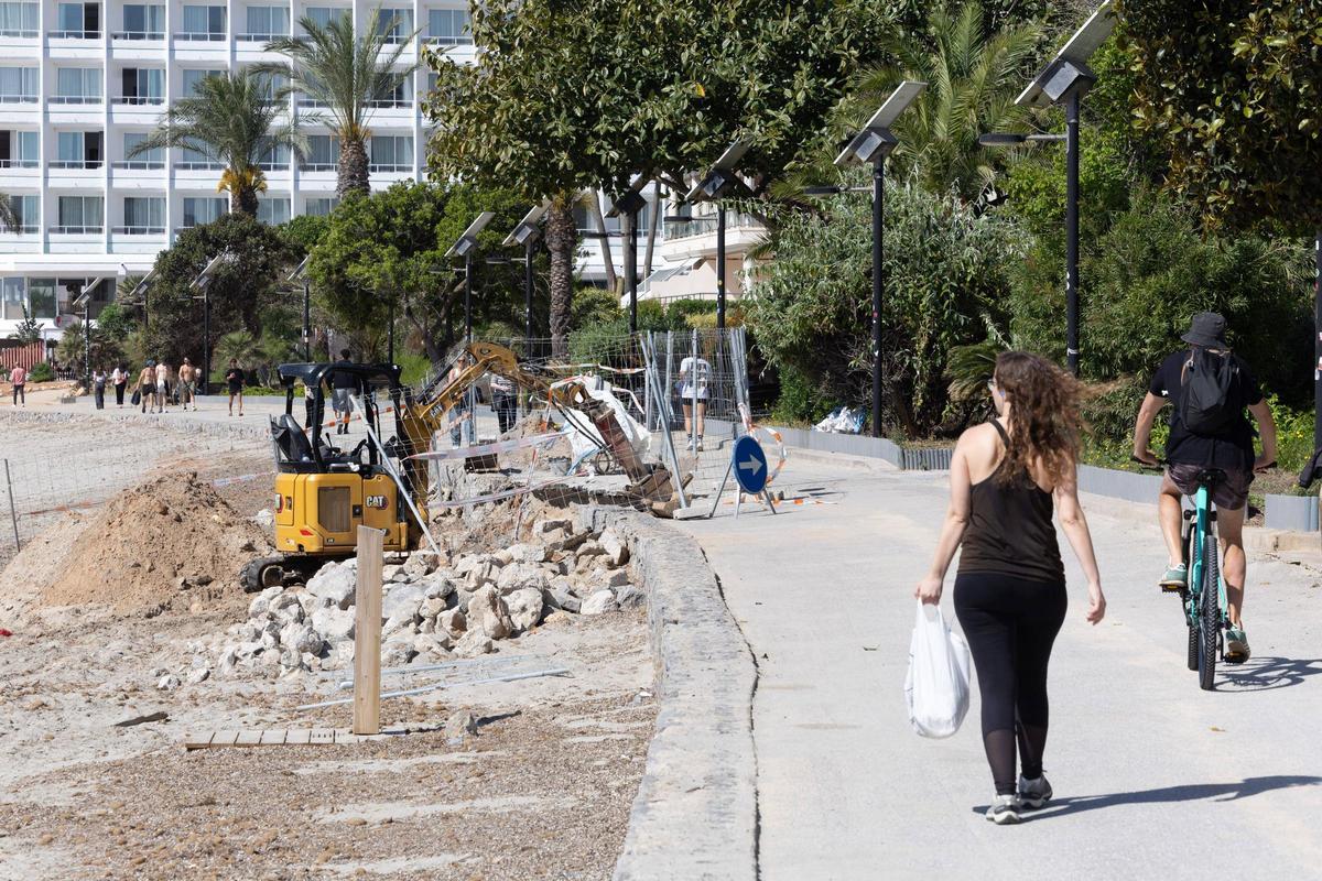Obras en el paseo de Platja d'en Bossa, en Ibiza