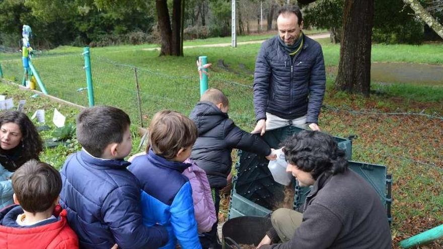 Escolares del CRA de Tomiño depositan los residuos orgánicos en un compostero. // D.B.M.
