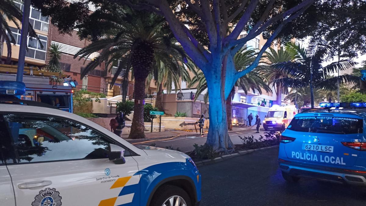 Bomberos y policías locales durante los primeros momentos de intervención en el incendio.