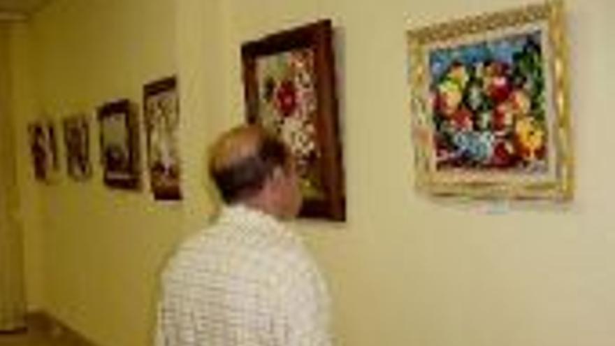Tres pintoras locales exponen en la sala de la Fundación Caja Rural