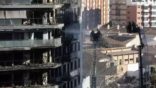 Los propietarios encargarán un peritaje para valorar la reconstrucción del edificio incendiado